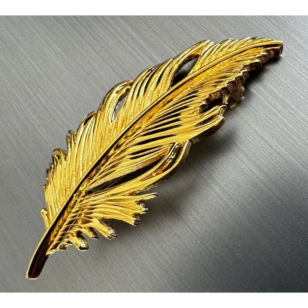 Vintage Gold Tone Autumn Leaf Brooch Pin Fall Holiday Thanksgiving Grannycore